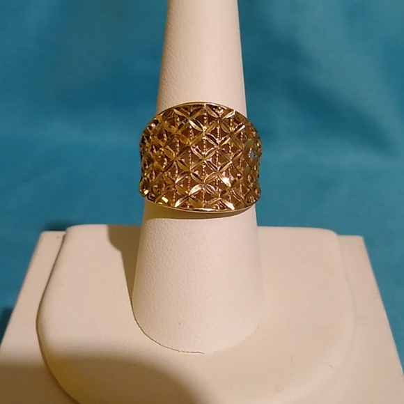 Jewelry - 14K Yellow Gold Diamond-Cut Ring